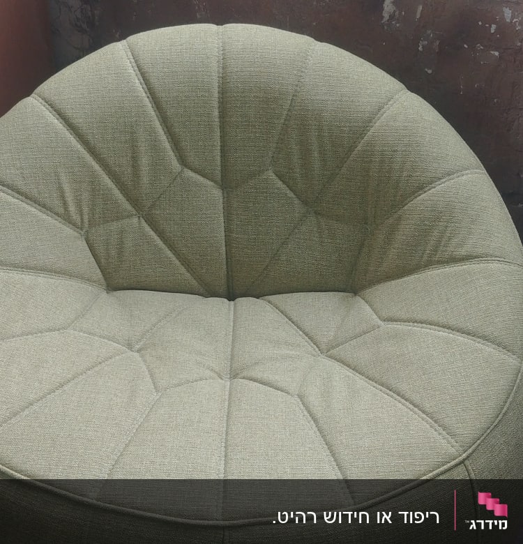 כורסה ירוקה עם ריפוד מרופד ומעוצב